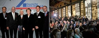 Bild links: Bundeskanzlerin
          Angela Merkel mit Vertretern der Deutschen AIDS-Hilfe - Bild rechts: Gespannte Aufmerksamkeit bei der Rede der
          Bundeskanzlerin