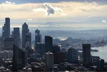 Blick von der Space Needle auf Seattle. Im Hintergrund der Mount Rainier 