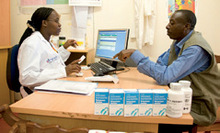 Damit die Behandlung erfolgreich ist: Medikamentenabgabe im HIV-Zentrum © Fotos: DREAM