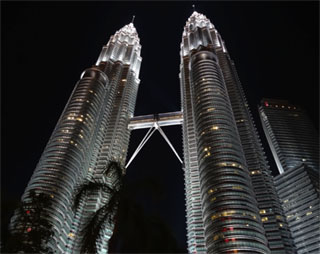 Eine andere Art von Kombination: Die Petronas-Towers bei Nacht