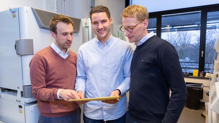 Sie identifizierten einen neuen, hochwirksamen Antikörper gegen HIV (von links): Henning Grüll, Philipp Schommers und Florian Klein. © Uniklinik Köln/Thies Schöning