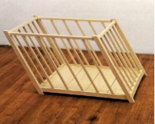 Abb. 1: Robert Gober, Slanted Playpen, 1987.