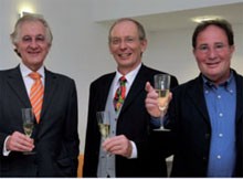 R. Blickle, Prof. Dr. H.-R. Brodt, Leiter des HIVCENTER und Prof. Dr. S.
      Staszewski, ehemaliger Leiter des HIVCENTER, stoßen gemeinsam auf das neue HIV-Forschungszentrum an