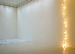 „Ohne Titel“ (Placebo), 1991, in Silberpapier eingewickelte Bonbons in unbegrenzter Menge, Gesamtdimensionen variieren je nach Installation, ideales Gewicht: 450 - 550 kg, und „Ohne Titel“ (Summer), 1993, Glühbirnen, Verlängerungskabel, Porzellanfassungen, Gesamtdimensionen variieren je nach Installation 