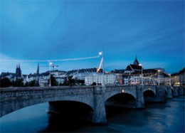 „Ohne Titel“ (America), 1994, Installationsansicht der Lichterkette über der Mittleren Brücke, Basel, Glühbirnen, wasserdichte Gummi-Glühbirnenfassungen und Gummi-Verlängerungskabel, Gesamtdimensionen variieren nach Installation