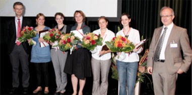 Prof. Winfried Kern, Freiburg (links) und Prof. Gerd Fätkenheuer, Köln (rechts) mit den Preisträgerinnen für die besten Arbeiten auf dem KIT 
