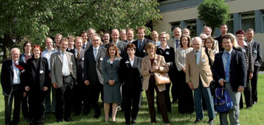 Abb. 1  Die Anfänge des Netzes: Zur Begutachtung trafen sich 2004 die Mitglieder des Kompetenznetzes in Bochum