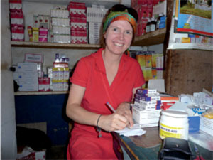 Abb. 1  Medikamentenausgabe in der Presbyterian Clinic, Langbinsi