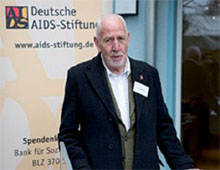 Stiftungsgründer Rainer Ehlers, geb. Jarchow 2011 bei der Einweihung des
      Wohnprojektes in Köln