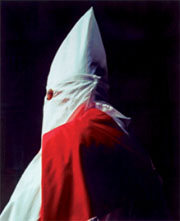 Andres Serrano: „Ku Klux Klan“, 1998, Cibachrome, 98,5 x 79 cm