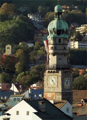 Der 51 Meter hohe gotische Stadtturm wurde  zwischen 1442 und 1450 an das Alte Rathaus  angebaut und ist neben dem Goldenen Dachl  und der Annasäule ein weiteres Wahrzeichen  Innsbrucks. Die Aussichtsplattform befindet sich auf 31 m Höhe und kann über 148 Stufen  durch das historische Gemäuer erreicht werden.