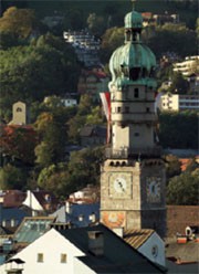 Der 51 Meter hohe gotische Stadtturm wurde  zwischen 1442 und 1450 an das Alte Rathaus  angebaut und ist neben dem Goldenen Dachl  und der Annasäule ein weiteres Wahrzeichen  Innsbrucks. Die Aussichtsplattform befindet sich auf 31 m Höhe und kann über 148 Stufen  durch das historische Gemäuer erreicht werden.