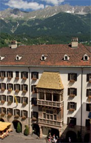 Das „Goldene Dachl“, Innsbrucks berühmtes  Wahrzeichen, liegt mitten in der Altstadt.  Kaiser Maximilian I. ließ den Prunkerker mit  2.657 feuervergoldeten Kupferschindeln an  der ehemaligen Residenz Herzog Friedrichs IV.  errichten.  Das Goldene Dachl beherbergt das gleichnamige Museum (mit Blick von dem Prunkerker),  in dem die Zeit Maximilians vorgestellt wird und  ein kurzer Film zu Maximilian zu sehen ist.