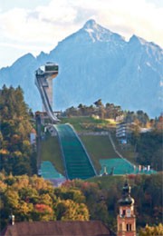 Von der barocken Triumphpforte aus sieht  man die nach einem Plan von Stararchitektin  Zaha Hadid auf dem Bergisel erbaute Ski-sprungschanze.