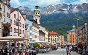 Der Blick von der Prachtstraße, der Maria-Theresien-Straße, zur mittelalterlichen Altstadt schließt im Hintergrund immer auch den majestätischen  Bergzug der Nordkette mit ein.