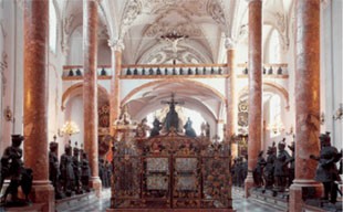 Die schwarzen Mander: Für sein kunstvoll gestaltetes Grabmal plante  Kaiser Maximilian I. eine Eskorte von 28 lebensgroßen Bronzefiguren, die  von herausragenden Künstlern seiner Zeit gestaltet wurden. Allerdings  ließ erst sein Enkel, Ferdinand I., das Renaissancekunstwerk vervollständigen und in der Innsbrucker Hofkirche aufstellen.