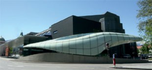 Seit 2007 führt eine Standseilbahn vom Congress in der Innenstadt – mit  Zwischenstopp beim Alpenzoo – auf die Hungerburg. Ihre organisch  geformten Stationen erinnern an das Fließen von Eis und Gletschern und  wurden – wie die Bergiselschanze – von der iranisch-britischen Architektin  Zaha Hadid entworfen.