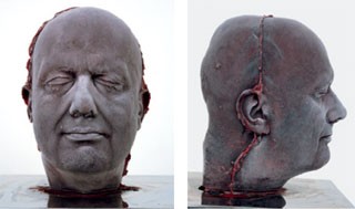 „Self“, Blut (des Künstlers), flüssiges Silikon, Edelstahl, Glas, Perspex und Kühlgerät. 2050 mm x 650 mm x 650 mm, 2006 © Marc Quinn. Foto Courtesy Marc Quinn Studio