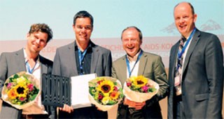 Preisverleihung des Deutschen AIDS-Preises an Christoph Wyen,  Christian Hoffmann und Markus Hentrich durch Georg Behrens (v.l.)