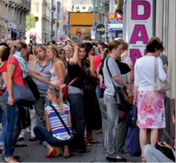 Doña Carmen organisiert Bordellführungen für  Frauen im Frankfurter Bahnhofsviertel