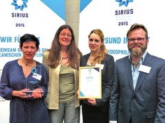 Siegerfoto des Siriuspreises v.l.n.r.: Jacquelin Hofer  (Münchner AIDS-Hilfe), Projektpatin Dr. Viviane  Bremer (BZgA) , Nathalie Kling und Martin Jautz  (MünchnerAIDS-Hilfe)