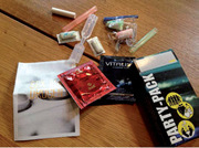 Das Partypack vom Berliner Projekt „Fixpunkt“  bietet Drogenkonsumenten nicht nur Röhrchen für ein „safer sniefen“, sondern auch  Ohrenstöpsel gegen zu laute Musik sowie  Kondome und Gleitmittel für Safer Sex