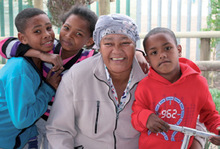 Dorothy Flagg mit dreien ihrer Enkelkinder ©HOPE Cape Town