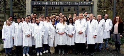 Abb. 2  Die Mitarbeiter der virologischen Diagnostik und der HIV-Forschung am Nationalen Referenzzentrum für Retroviren, Max von Pettenkofer-Institut der LMU München