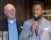 „Blick in die Zukunft“: Rufin Kenfack Sofack  von der AIDS-Hilfe Düsseldorf (rechts) und Georg Roth von Rubicon Köln während der  Talkrunde