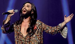 Conchita performt ihren Song „Heroes“ – Helden – bei der HOPE-Gala in Dresden  © Michael Schmidt