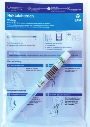 Abb. 3a-b   Beispiele für Probensets mit ausführlicher Anleitung für die Blutprobe und den Rektalabstrich © DAH