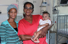 HOPE-Fachkraft Sonia Daniels (Mitte) zusam- men mit einer jungen Mutter und ihrem Kind  im Tygerberg Hospital