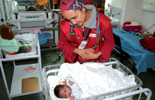 Eine Ärztin von HOPE mit einem kleinen Pati- enten in der Geburtsklinik des Krankenhauses  © Fotos: Ulrich Heide