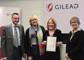 Vergabe des Gilead-Förderpreises: Dr. Karsten Kissel (Gilead), Prof. Ursula Rieke (Jurymitglied), Dr. Annette Haberl (DAIG), Dr. Bettina Bauer (Gilead) © Foto: L. & A. Haberl