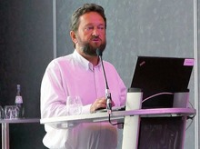 Volles Programm – Hans-Jürgen Stellbrink, Vorsitzender der DAIG, auf der MV in Köln © Foto: A. Haberl