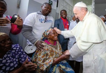 Der Papst spendet den Menschen bei Zimpeto Trost und Segen