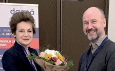 PD Dr. Stefan Esser gratuliert Dr. Mechtild Vocks-Hauck zum Bundesverdienstkreuz © Foto privat