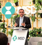 Der Bayerische Gesundheitsminister Holutschek bei der Eröffnung der neuen MSD-Zentrale in Deutschland