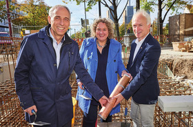 Den Grundstein legten am 7. Oktober 2022 (vlnr):  Dr. Ralf Kantak, Vorsitzender des Stiftungsrats der Deutschen AIDS-Stiftung, Kerstin Tack, Vorstandsvorsitzende des Paritätischen Wohlfahrtsverbands Niedersachsen e.V. und Hannovers Bürgermeister Thomas Klapproth