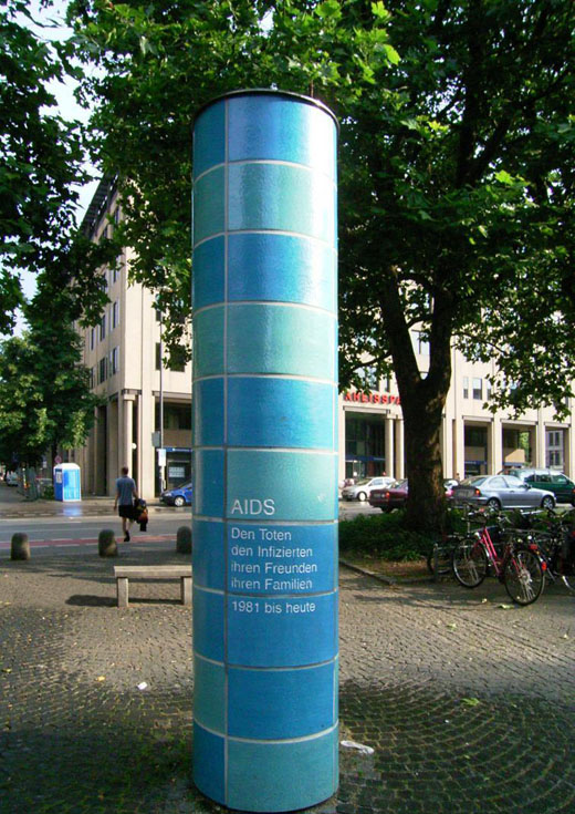 Eine blaue Säule – das AIDS-Memorial am Sendlinger Tor 